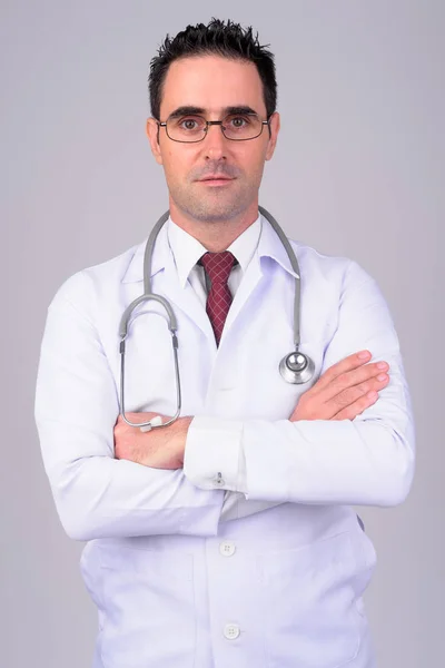 Potret pria tampan dokter terhadap latar belakang putih — Stok Foto