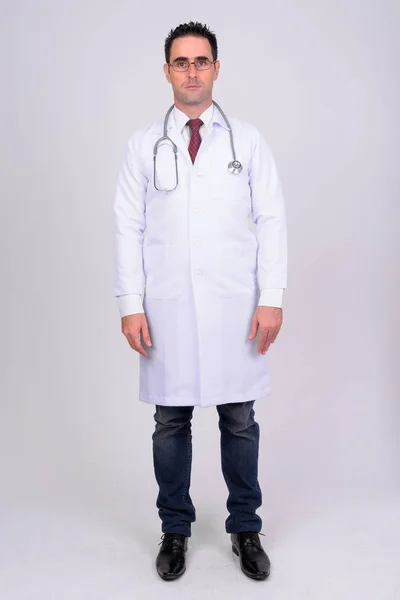 Full body shot of handsome man doctor against white background — Stock Photo, Image