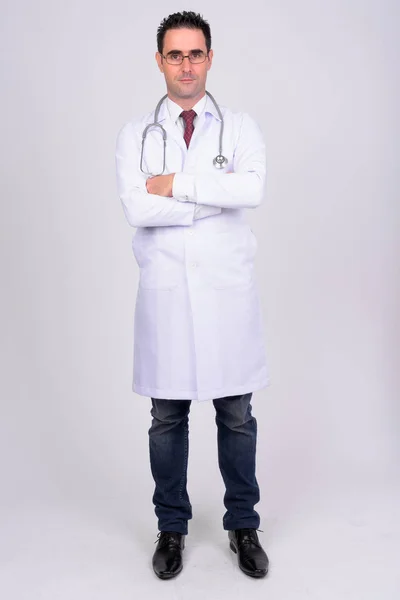 흰색 배경 잘생긴 남자 의사의 전신 샷 — 스톡 사진