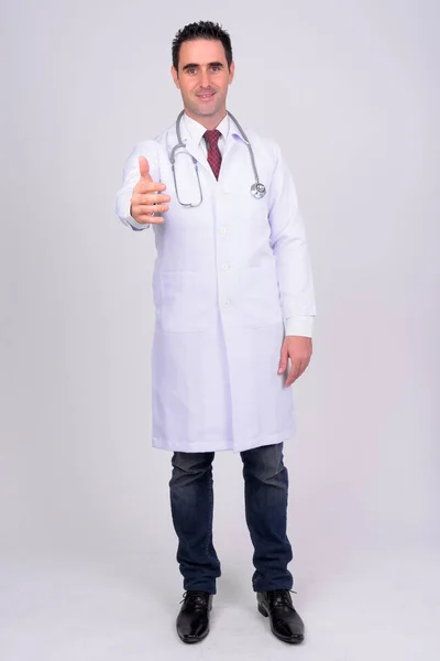 Γεμάτο σώμα πυροβολισμό του γιατρού ευτυχισμένος άνθρωπος δίνει χειραψία ενάντια σε λευκό φόντο — Φωτογραφία Αρχείου