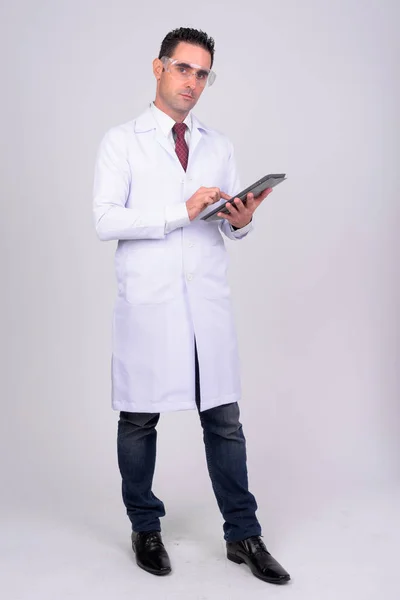 Inyección de cuerpo completo de hombre guapo médico con gafas protectoras usando tableta digital — Foto de Stock