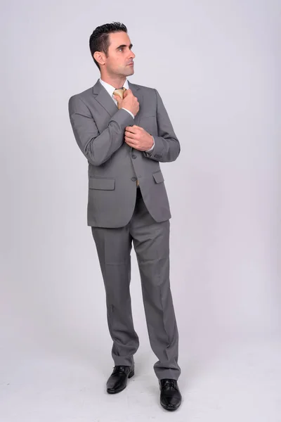 Celotělový snímek pohledný podnikatel nosí oblek a myšlení — Stock fotografie