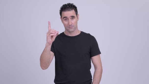 Yakışıklı adam karşı beyaz arka plan işaret — Stok video