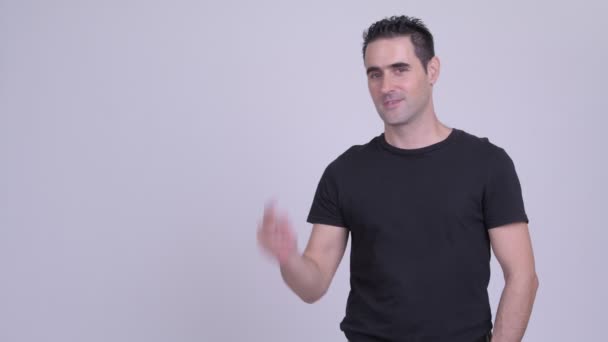 Glücklich schöner Mann schnippt mit den Fingern und zeigt etwas — Stockvideo