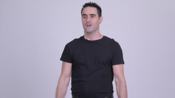 Yaşasın vererek sırasında heyecanlı seyir mutlu yakışıklı adam — Stok video
