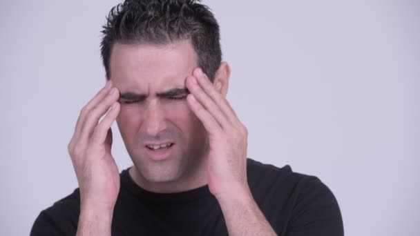 Rostro del hombre estresado con dolor de cabeza contra fondo blanco — Vídeos de Stock