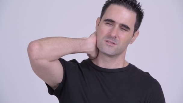 Viso di uomo stressato con dolore al collo sullo sfondo bianco — Video Stock