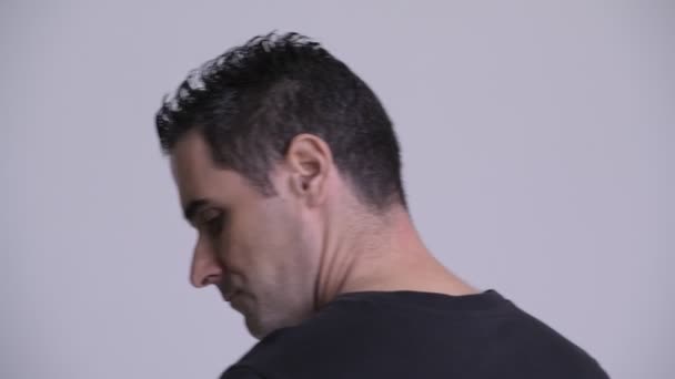 Снимок красивого мужчины с заднего вида — стоковое видео