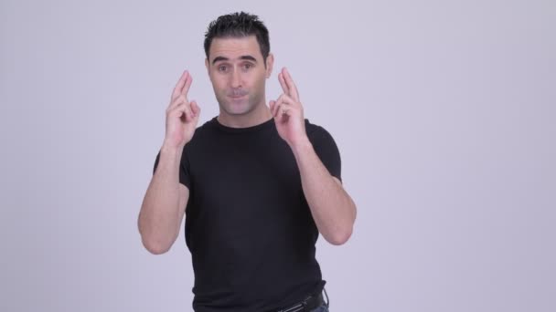 Parmak çarpı işareti ile isteyen yakışıklı adam — Stok video