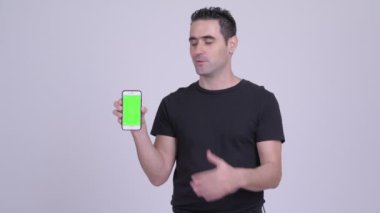Yakışıklı adam bir şey telefon gösterilen süre açıklayan