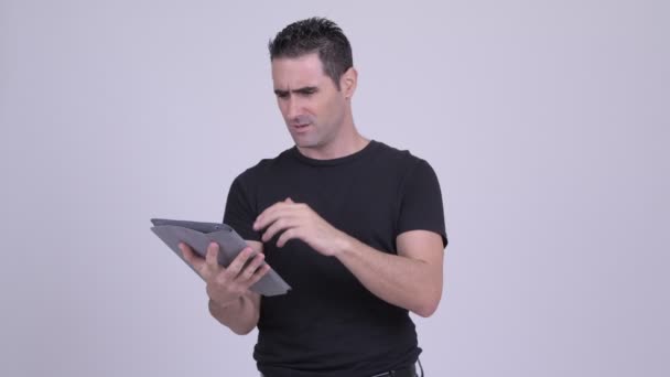 Zdůraznil člověka pomocí digitálních tabletu a dostává špatné zprávy — Stock video