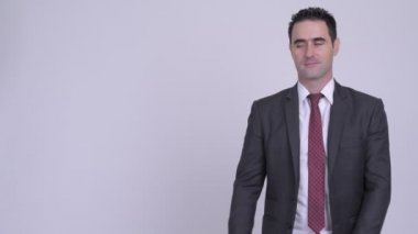 Bir şey gösterilen süre gülümseyen mutlu yakışıklı işadamı