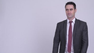 Mutlu yakışıklı işadamı bir şeyler gösteriyor