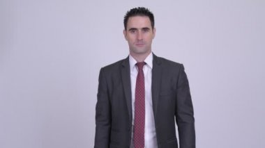 Yakışıklı işadamı karşı beyaz arka plan işaret