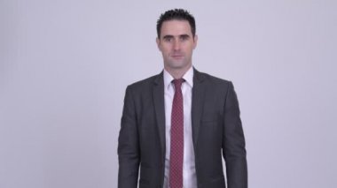 Beyaz arka plan karşı takım elbise giymiş yakışıklı işadamı stüdyo çekim
