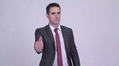 Yakışıklı işadamı veren el sıkışma