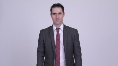Mutlu yakışıklı işadamı veren el sıkışma
