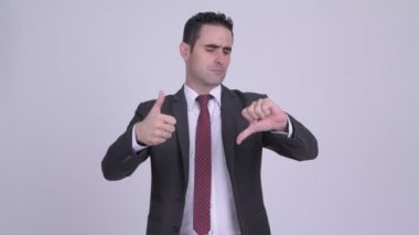 Yakışıklı işadamı arasında başparmak seçimi ve başparmak aşağı