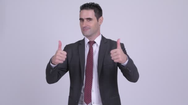 Szczęśliwy przystojny biznesmen dając dwa kciuki w — Wideo stockowe