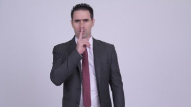 Dudaklarında parmak ile yakışıklı işadamı