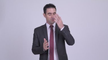 Yakışıklı işadamı beyaz arka planı konuşuyor