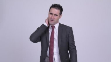 Boyun ağrısı beyaz arka plan karşı olan işadamı vurguladı
