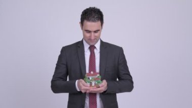 Mutlu yakışıklı işadamı evi heykelcik holding