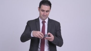 Beyaz arka plan karşı takım elbise giymiş yakışıklı işadamı stüdyo çekim