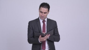 Kitap okurken gülümseyen mutlu yakışıklı işadamı
