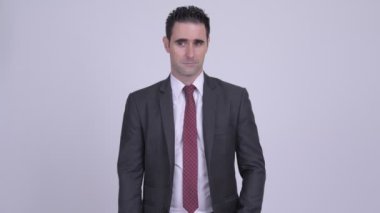 Hediye kutusu açılırken gülümseyen mutlu yakışıklı işadamı