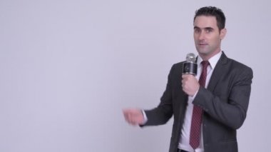 Yakışıklı işadamı bir şey mikrofon ile sunulması