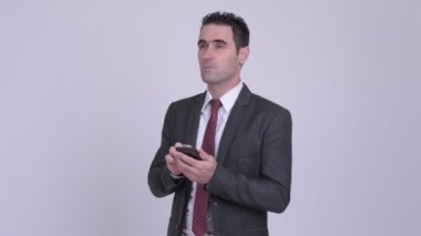 Beyaz arka plan karşı takım elbise giymiş yakışıklı işadamı stüdyo çekim