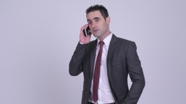 Empresário bonito feliz pensando ao falar ao telefone — Vídeo de Stock