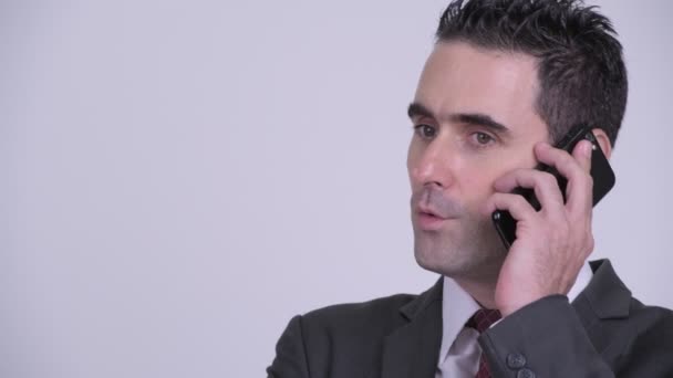 Ansikte av glad stilig affärsman som pratar i telefon — Stockvideo