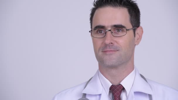 Boldog jóképű férfi orvos szemüvegek gondolkodás arca — Stock videók