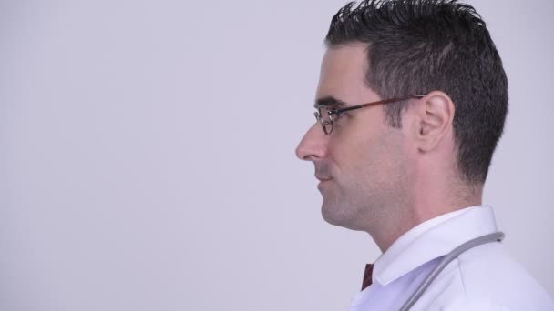 Vista del perfil de la cabeza del hombre guapo médico pensando — Vídeos de Stock