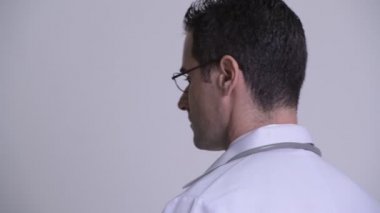 Geriye dönüp baktığımda ve gözlük kaldırma dikiz baş shot yakışıklı adamın doktor