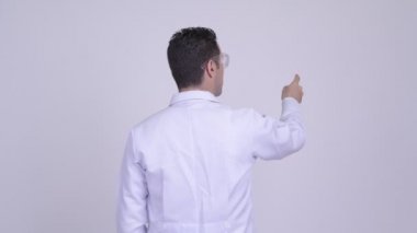 Koruyucu gözlük takan ve parmakla adam doktorun arkadan görünüş
