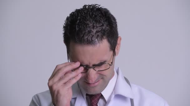 Hombre estresado médico quitando anteojos y llorando — Vídeos de Stock