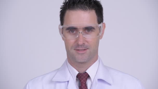 Visage d'homme beau et heureux médecin souriant et portant des lunettes de protection — Video