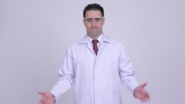 Hombre guapo médico con gafas protectoras hombros encogiéndose de hombros — Vídeo de stock