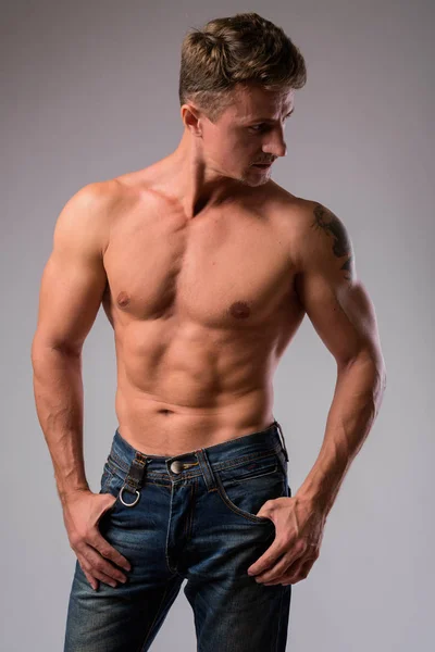 Musculoso guapo barbudo hombre sin camisa sobre fondo blanco — Foto de Stock