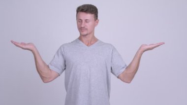 Mutlu yakışıklı sakallı adam bir şey karşılaştırma