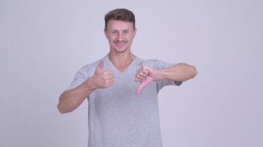 Mutlu sakallı adam başparmak arasında seçimi ve başparmak aşağı