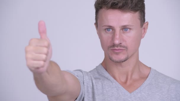 엄지손가락을 포기 하는 행복 한 수염 난된 남자의 얼굴 — 비디오