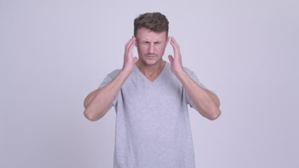 Sakallı adam having baş ağrısı vurguladı — Stok video