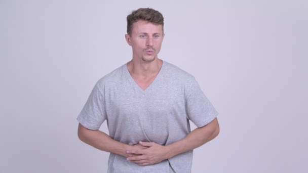 Homme barbu stressé ayant mal au ventre — Video