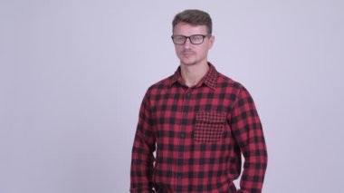 Düşünme mutlu yakışıklı sakallı hippi adam