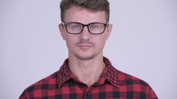 Visage heureux beau barbu hipster homme souriant — Video