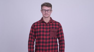 Silah ile gülümseyen mutlu sakallı hippi adam geçti